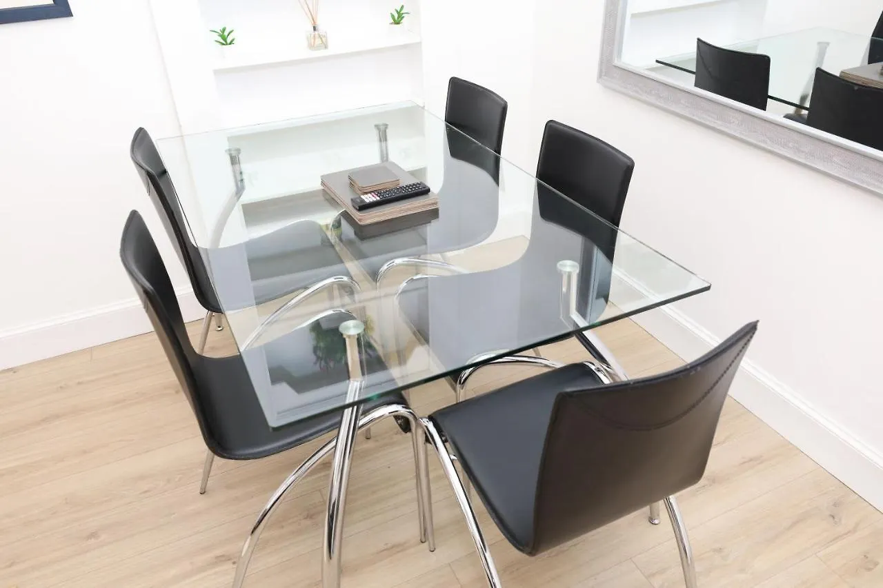 Stunning Modern 3 Bedroom Apartment エディンバラ