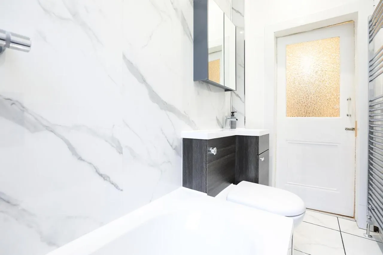 Stunning Modern 3 Bedroom Apartment エディンバラ イギリス