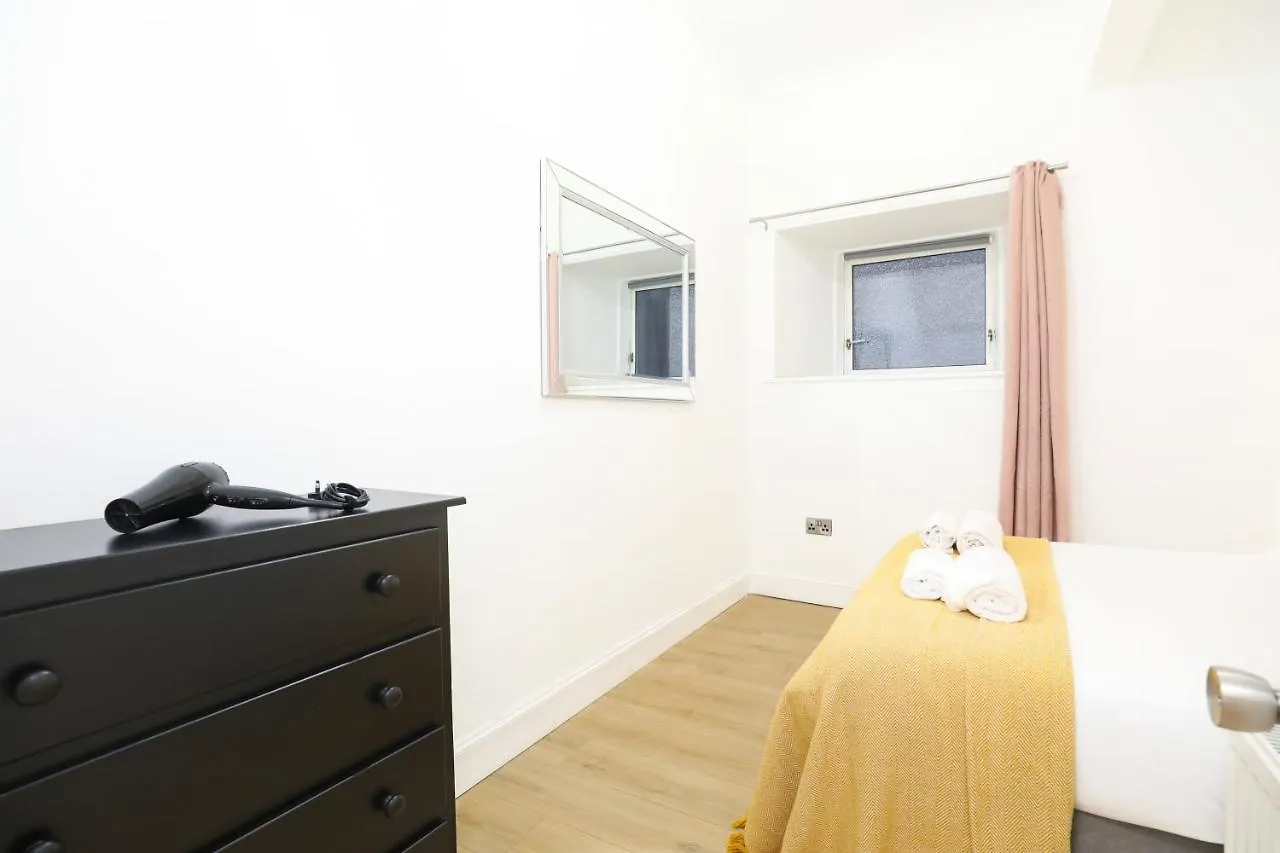 Stunning Modern 3 Bedroom Apartment エディンバラ
